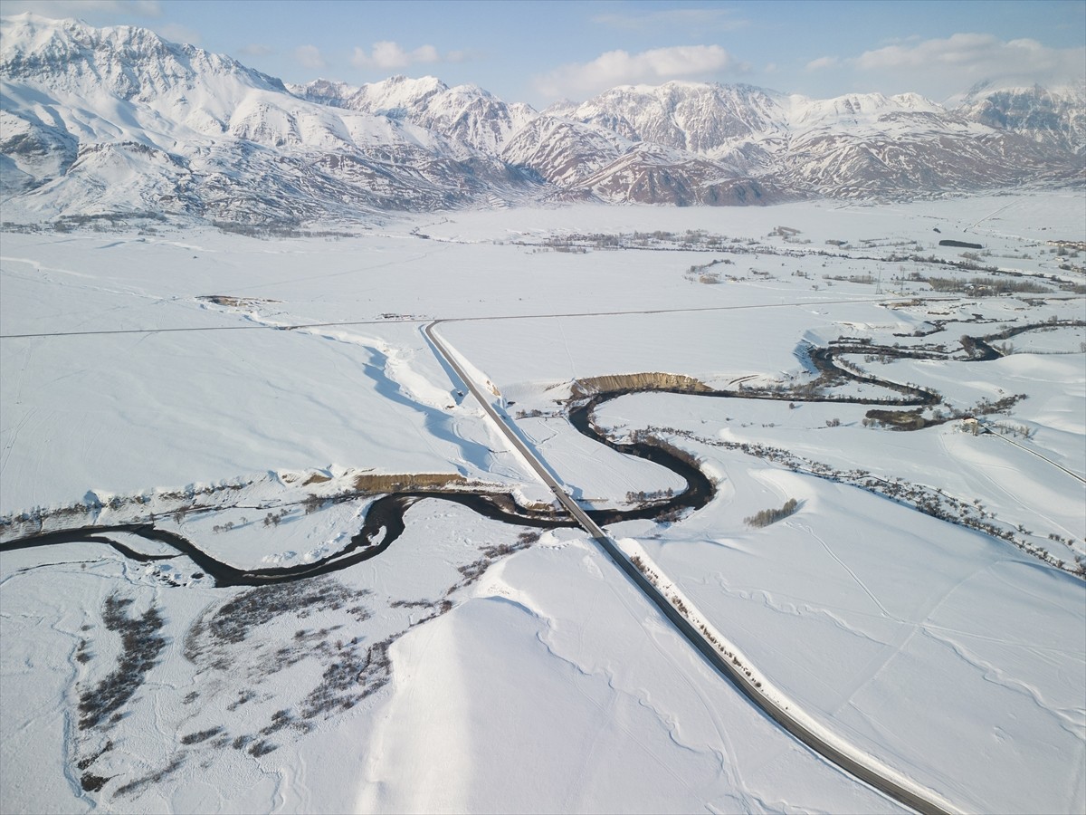 Tunceli'nin Ovacık ilçesindeki Munzur Vadisi Milli Parkı ve çevresi, kar yağışının ardından beyaza...