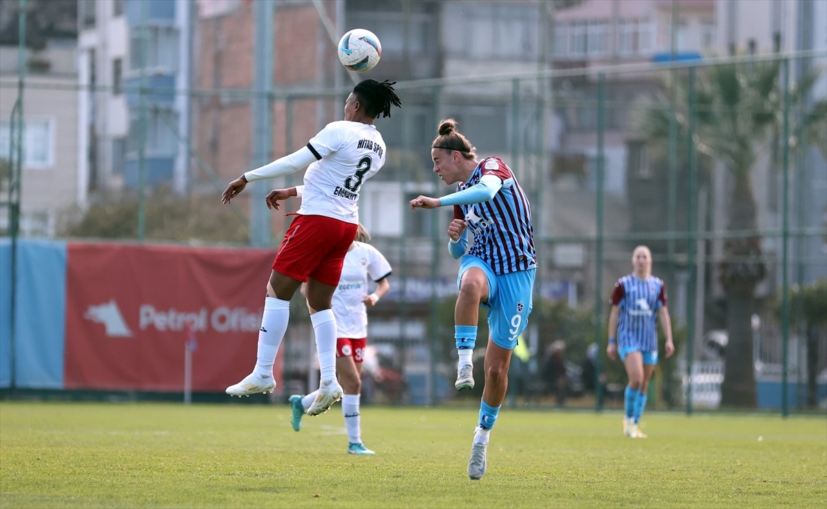 Turkcell Kadın Futbol Süper Ligi'nin 15. haftasında Trabzonspor ile Bornova Hitab Spor...
