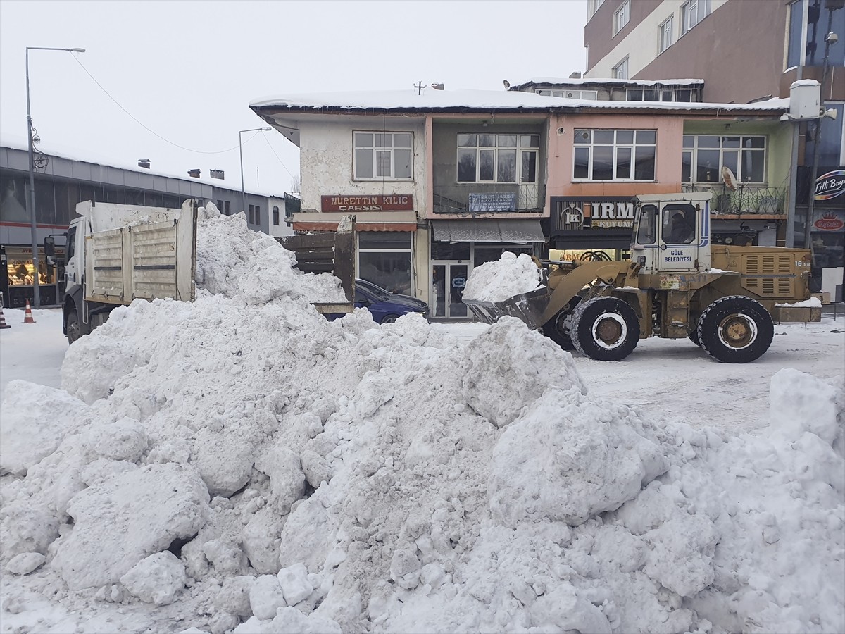 Türkiye'nin en soğuk yerleşim yerlerinden Ardahan'ın Göle ilçesinde, etkili olan yoğun yağışla...