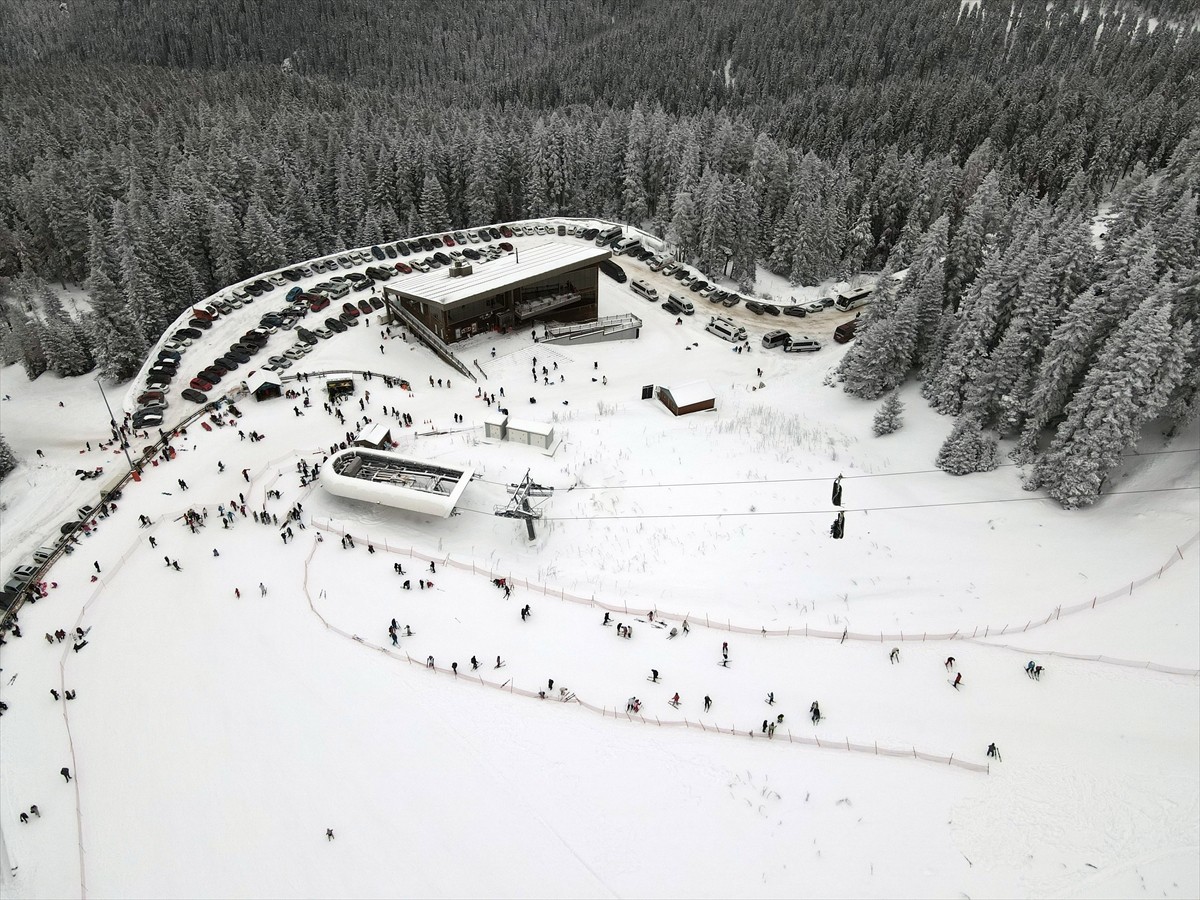 Türkiye'nin kış turizm merkezlerinden Ilgaz Dağı'nda bulunan Yurduntepe Kayak Merkezi...