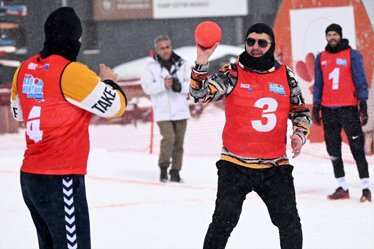 Türkiye'nin önemli kayak merkezlerinden Erciyes, Kar Hentbolu Şampiyonası'na ev sahipliği yaptı....
