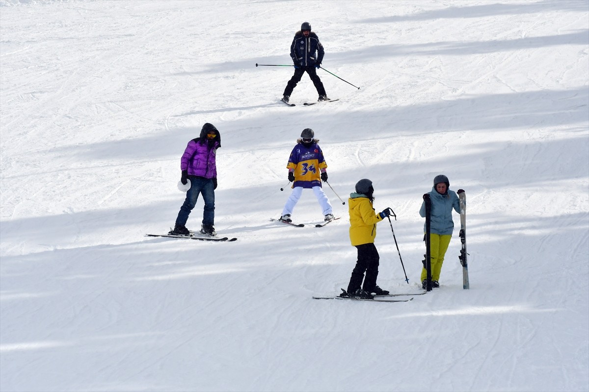 Türkiye'nin önemli kış turizm merkezleri arasında yer alan Sarıkamış Kayak Merkezi'nde hafta sonu...