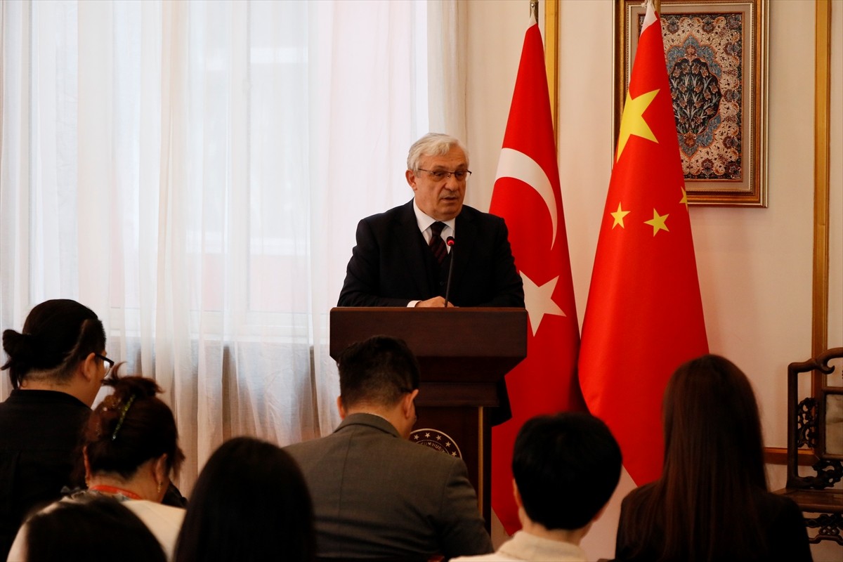 Türkiye'nin Pekin Büyükelçisi İsmail Hakkı Musa, Çinli ve Türk gazetecilerle buluştu.