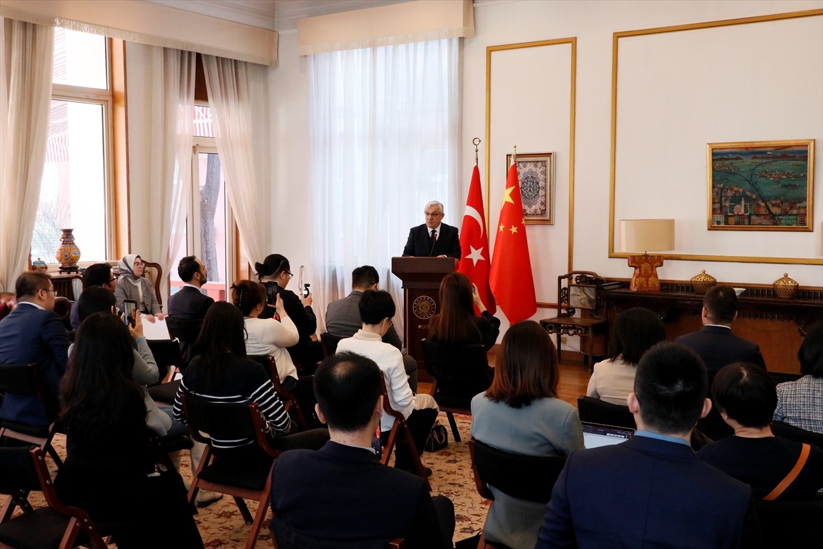 Türkiye'nin Pekin Büyükelçisi İsmail Hakkı Musa, Çinli ve Türk gazetecilerle buluştu.