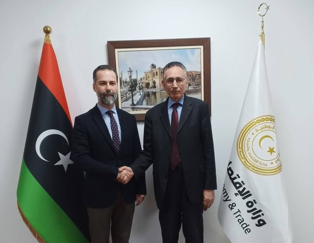 Türkiye'nin Trablus Büyükelçisi Güven Begeç (solda), Libya Ulusal Birlik Hükümeti Ekonomi ve...