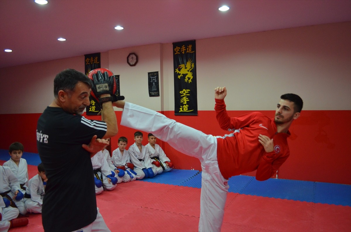 Türkiye'ye karatede ilk olimpiyat madalyasını kazandıran Eray Şamdan, Karate 1 Premier Lig'in...
