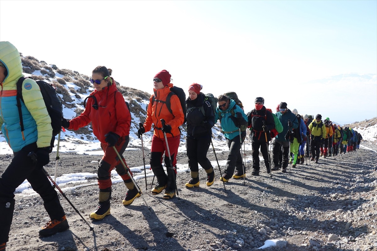 Türkiye Dağcılık Federasyonu bünyesindeki dağcıların, Türkiye'nin en yüksek noktası olan Ağrı...
