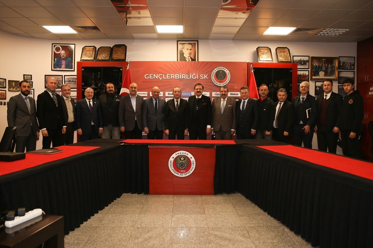 Türkiye Odalar ve Borsalar Birliği Başkanı Rifat Hisarcıklıoğlu (sağ 3), Ankara Sanayi Odası...