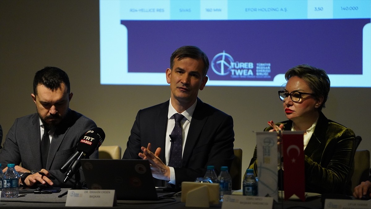 Türkiye Rüzgar Enerjisi Birliği (TÜREB) Başkanı İbrahim Erden (ortada), TÜREB'in pazar günü...