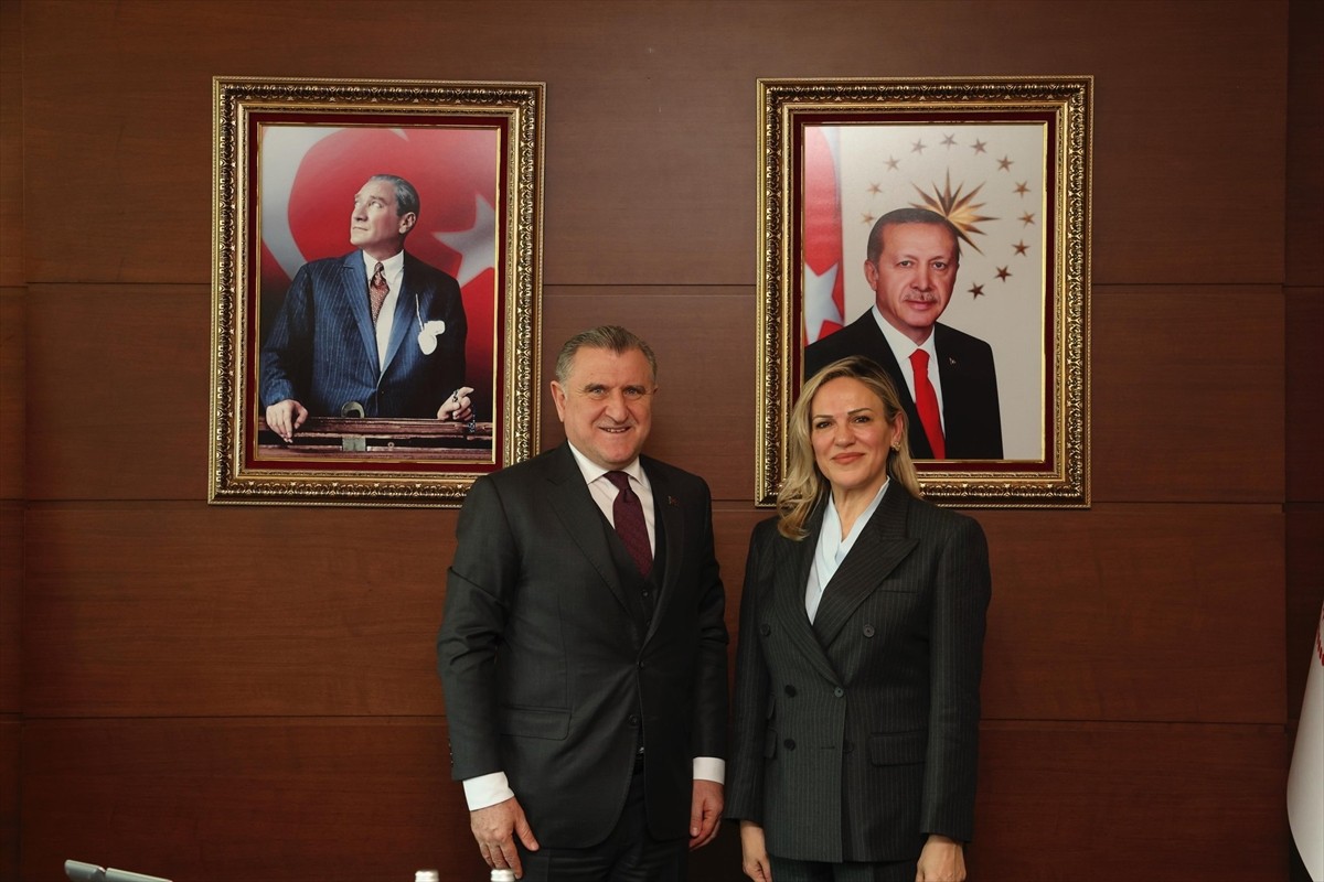 Türkiye Tenis Federasyonu Başkanı Şafak Müderrisgil, Gençlik ve Spor Bakanı Osman Aşkın Bak'ı...