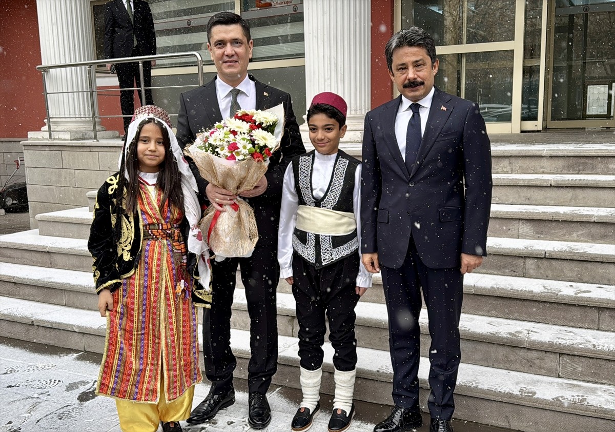 Türkmenistan'ın Ankara Büyükelçisi Mekan İşanguliyev (sol 2), Kırşehir Valisi Murat Sefa...