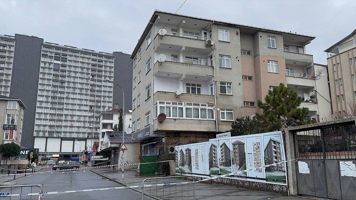 Tuzla'da, duvarlarında çatlaklar oluşan 4 katlı bina tedbiren boşaltıldı.