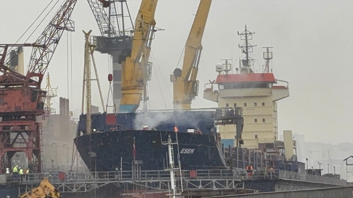 Tuzla'da, tersanede bakım sırasında yanan kargo gemisinde hasar meydana geldi. Evliya Çelebi...