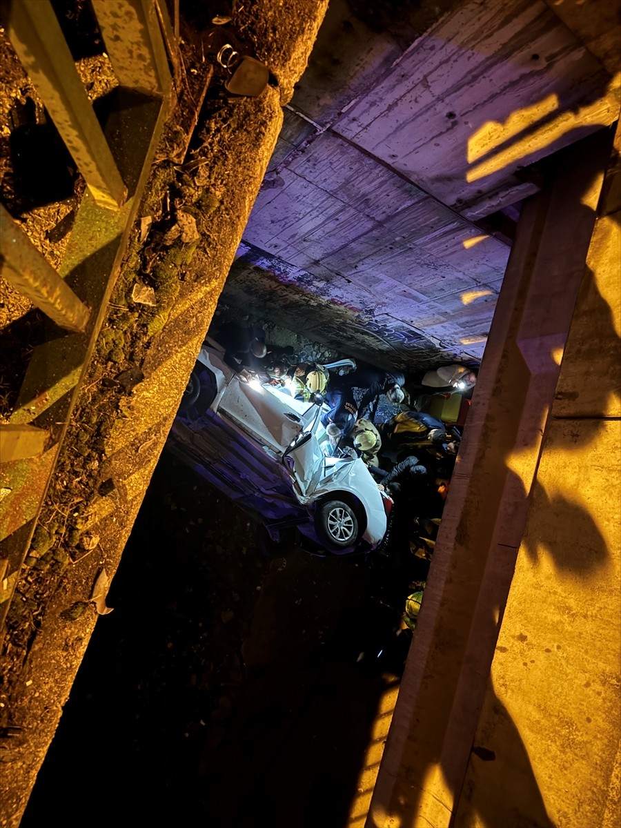 Ümraniye'de, kontrolden çıkan otomobilin viyadükten düşmesi sonucu bir kişi yaralandı. Yaklaşık 10...