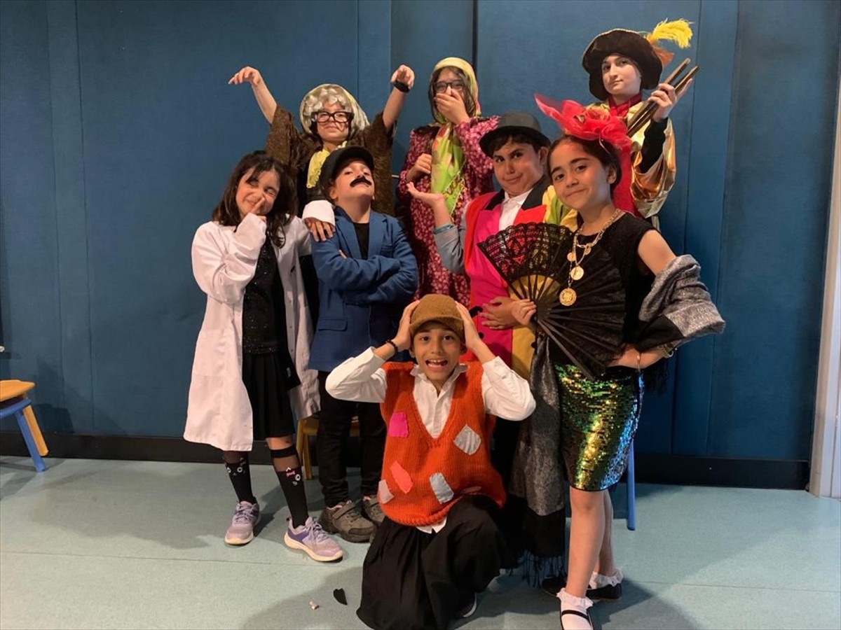  Ümraniye Belediyesinin "Tiyatro Akademisi"nde geleceğin oyuncuları yetişiyor.  2008'den bu yana...