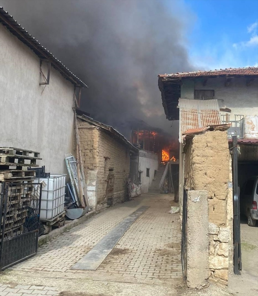Uşak'ta evde çıkan yangında 1 kişi hayatını kaybetti, 1 kişi dumandan etkilendi. Yangın nedeniyle...