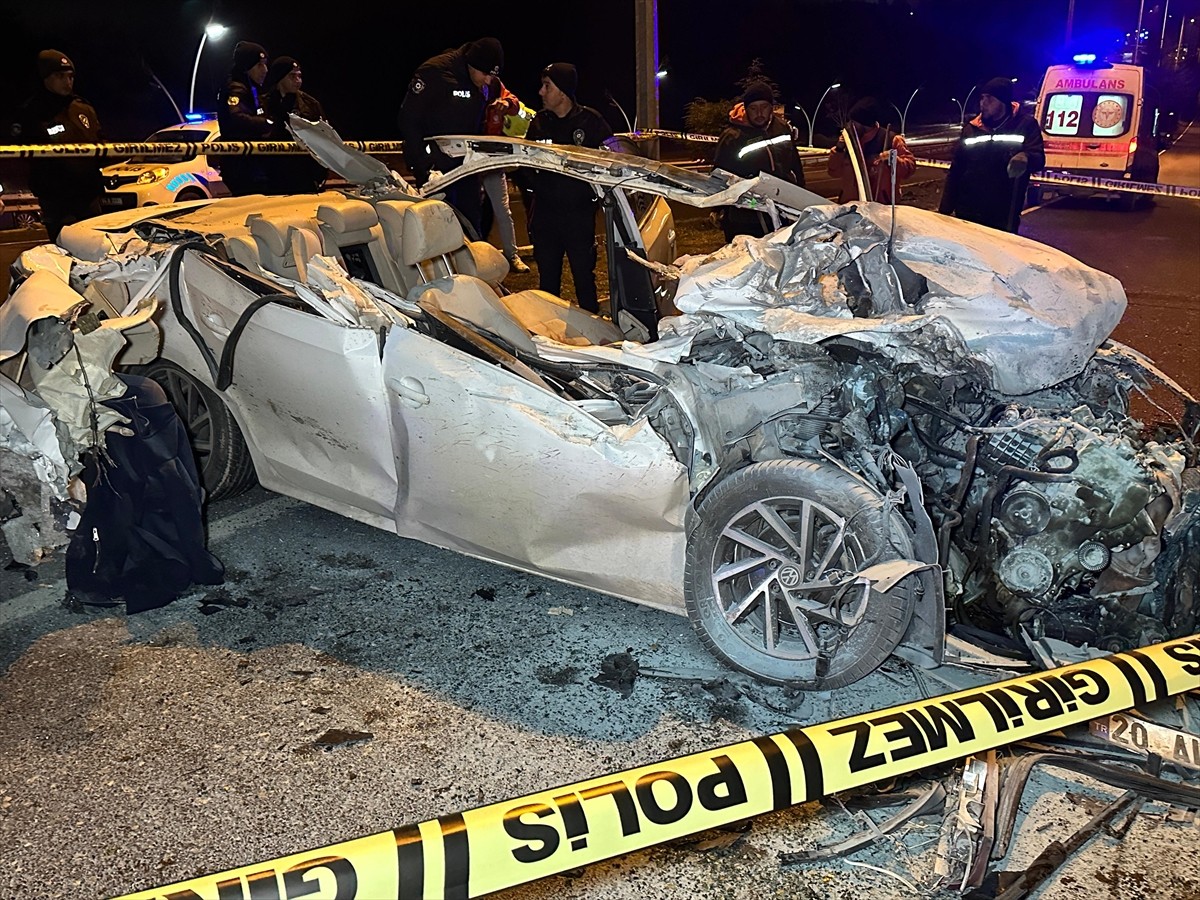 Uşak'ta seyir halindeki tıra arkadan çarpan otomobilin sürücüsü yaşamını yitirdi.