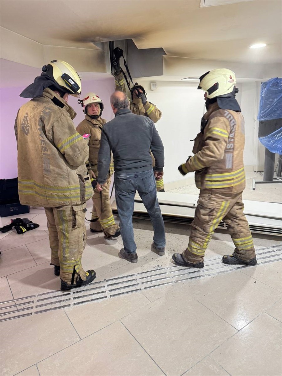 Üsküdar'daki bir alışveriş merkezinde çıkan yangın itfaiye ekiplerinin müdahalesiyle...