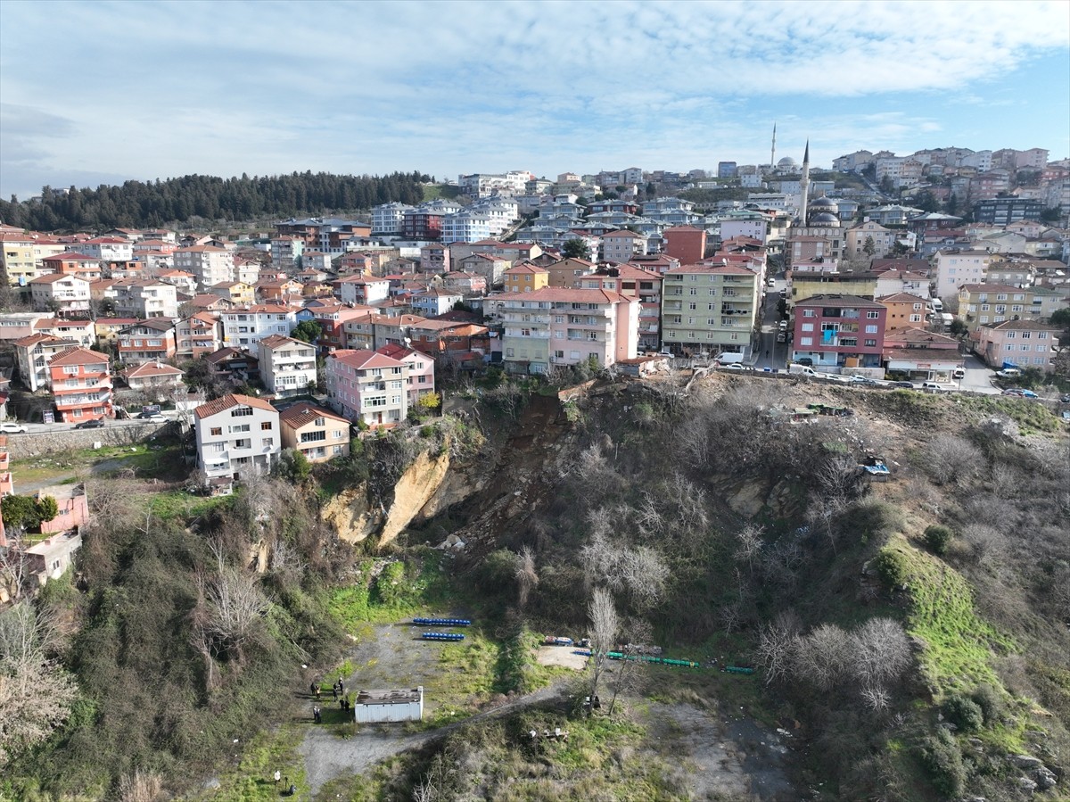 Üsküdar Küplüce Mahallesi Atlas Çiçeği Sokak'ta dün akşam saatlerinde bitişik 2 binanın, bahçe...