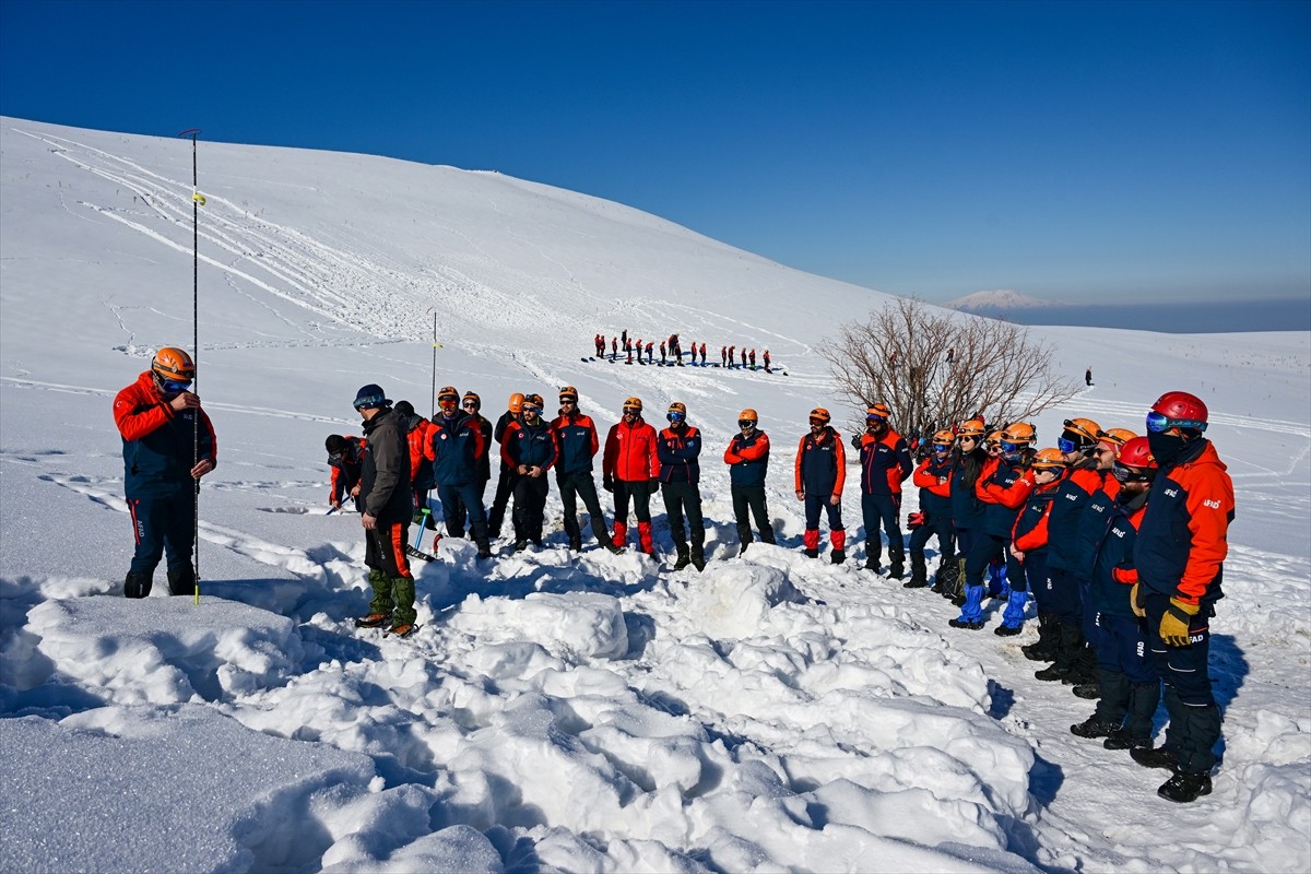 Van'da Afet ve Acil Durum Müdürlüğü (AFAD) koordinesinde yürütülen çalışmalar kapsamında...