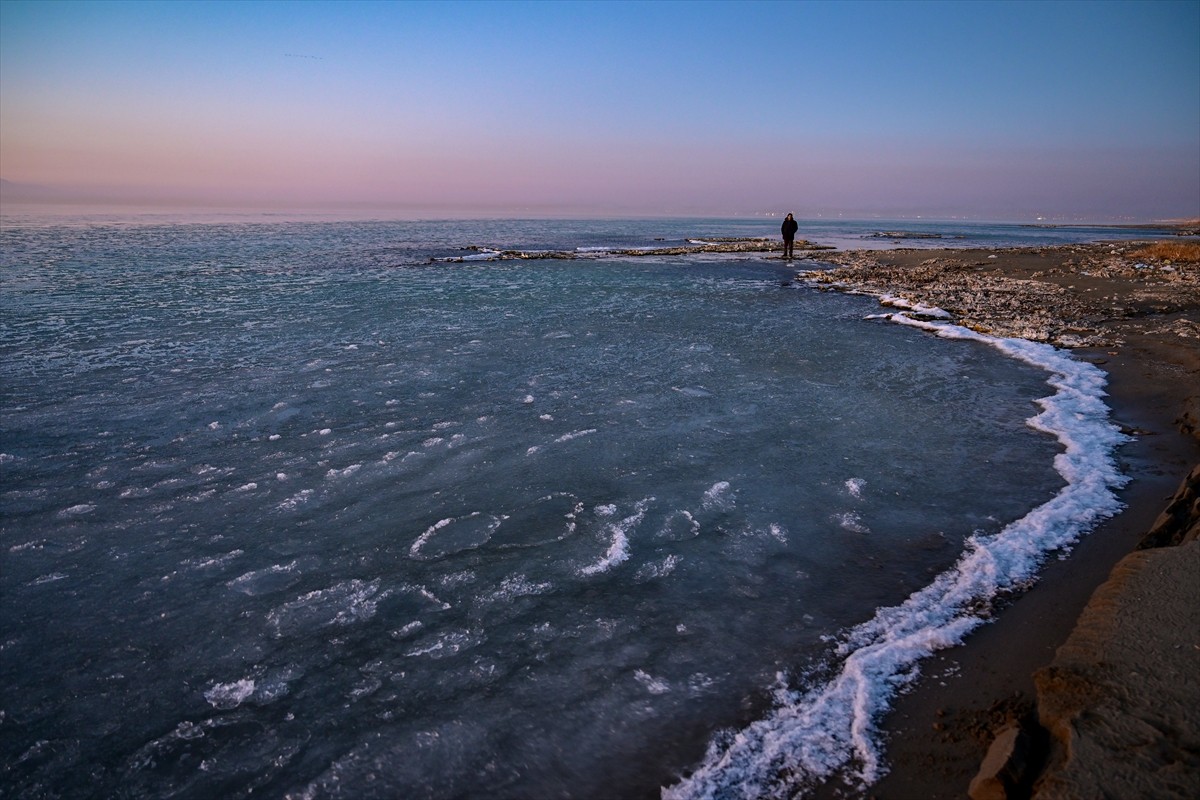 Van'da etkili olan soğuk hava sonrası Van Gölü'nün yüzeyinin bir bölümünde buz parçacıkları...