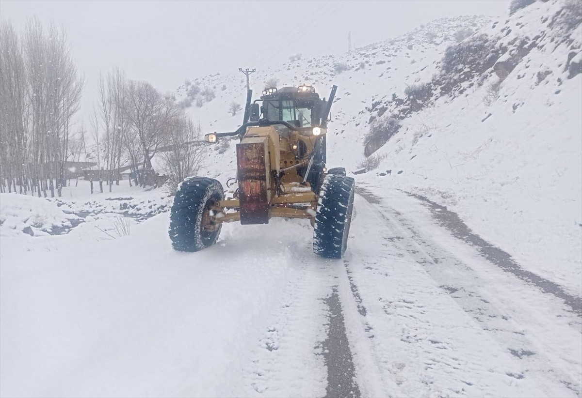 Van'da karla mücadele ekipleri, yolların açılması için çalışmalarını sürdürüyor. 