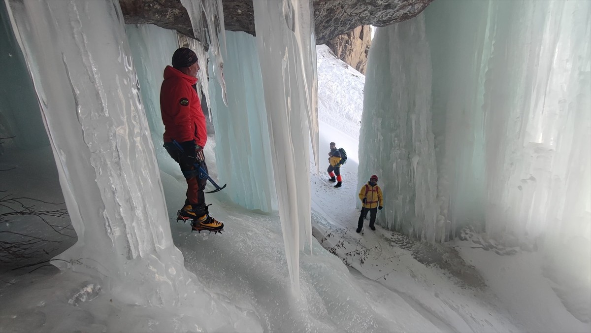 Van'da Vadi Doğa Sporları Kulübü üyesi 14 dağcı, Erek Dağı'nda buz tutan Sütun Şelalesi'nin...