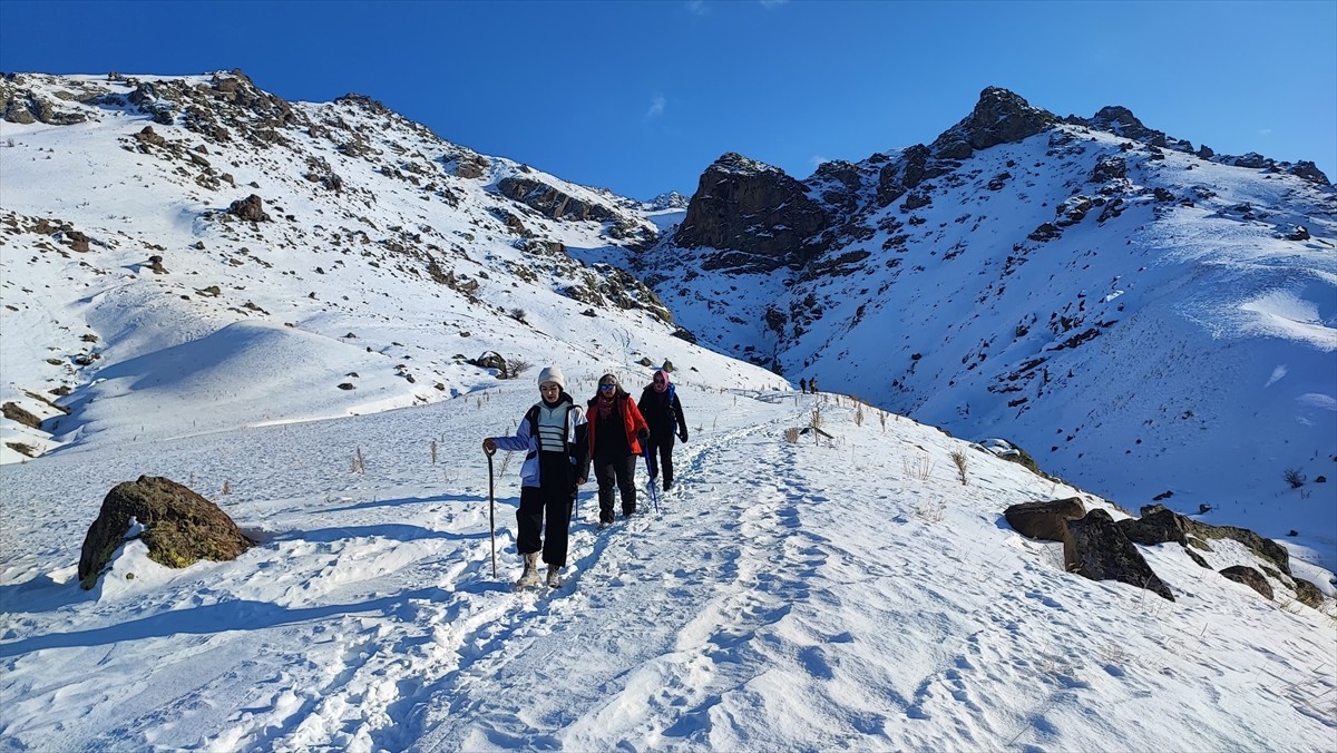 Van'da Vadi Doğa Sporları Kulübü üyesi 14 dağcı, Erek Dağı'nda buz tutan Sütun Şelalesi'nin...