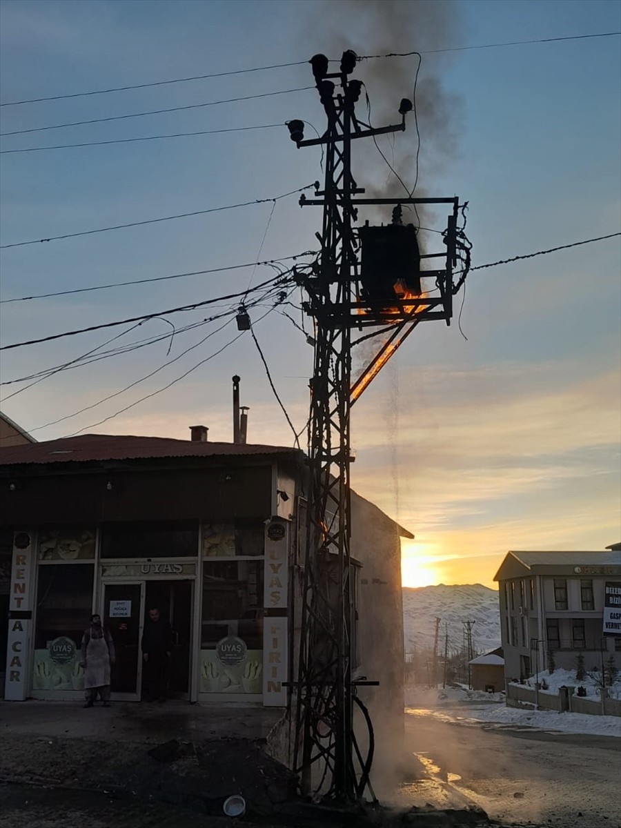 Van'ın Başkale ilçesinde elektrik trafosunda çıkan yangın söndürüldü.