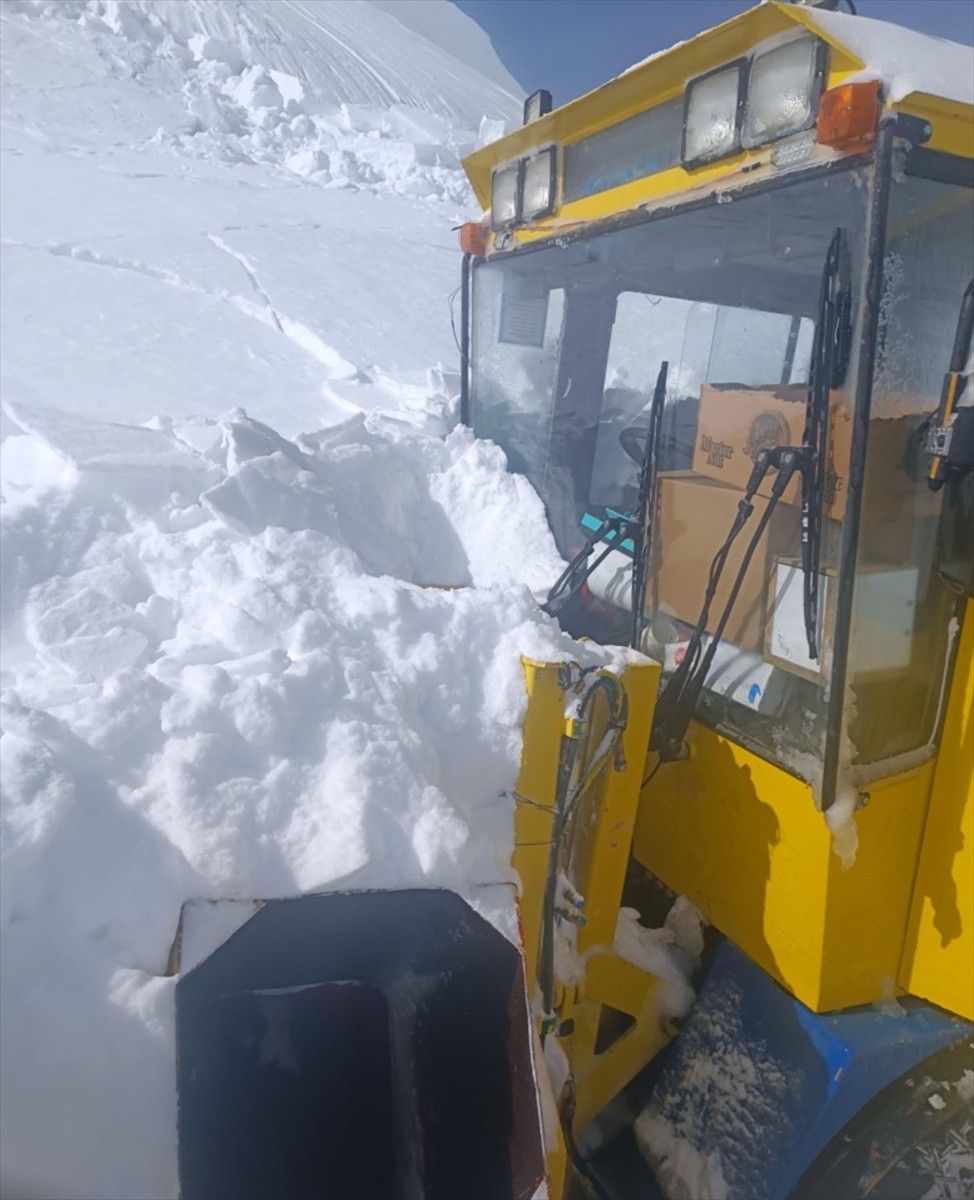 Van'ın Başkale ilçesinde karla mücadele çalışmaları sırasında iş makinesinin üzerine çığ...