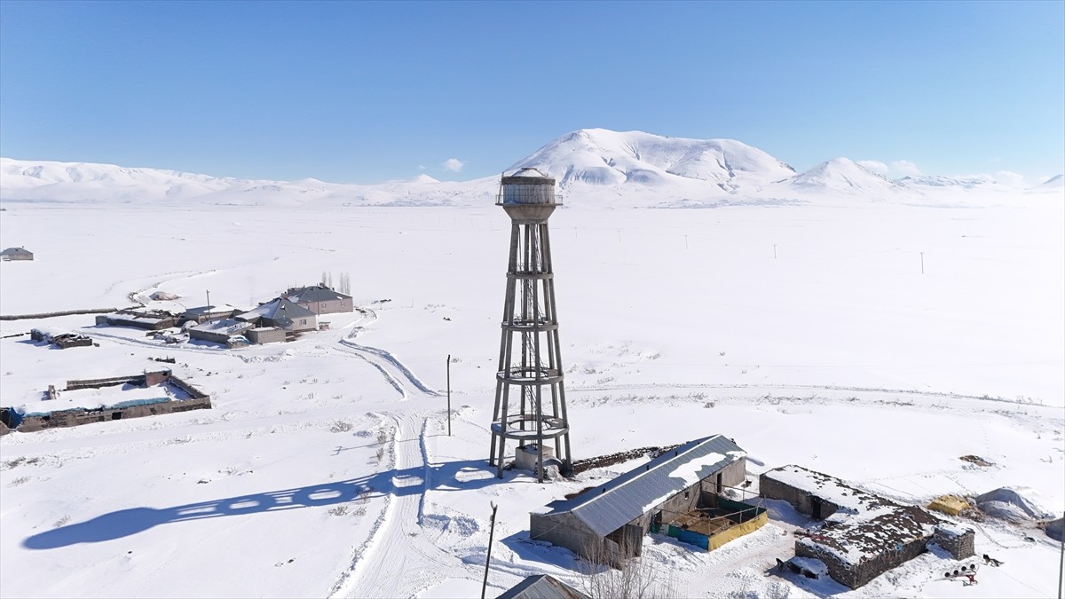 Van'ın Çaldıran ilçesinde son günlerde etkili olan kar, yerini soğuk havaya bıraktı. Çaldıran...