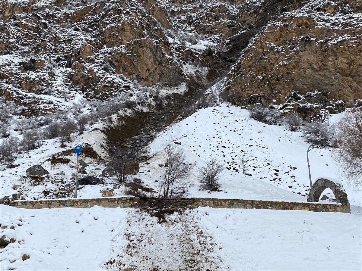  Van'ın Çatak ilçesinde, yağışın ardından kara yoluna düşerek ulaşımı aksatan kaya parçaları...