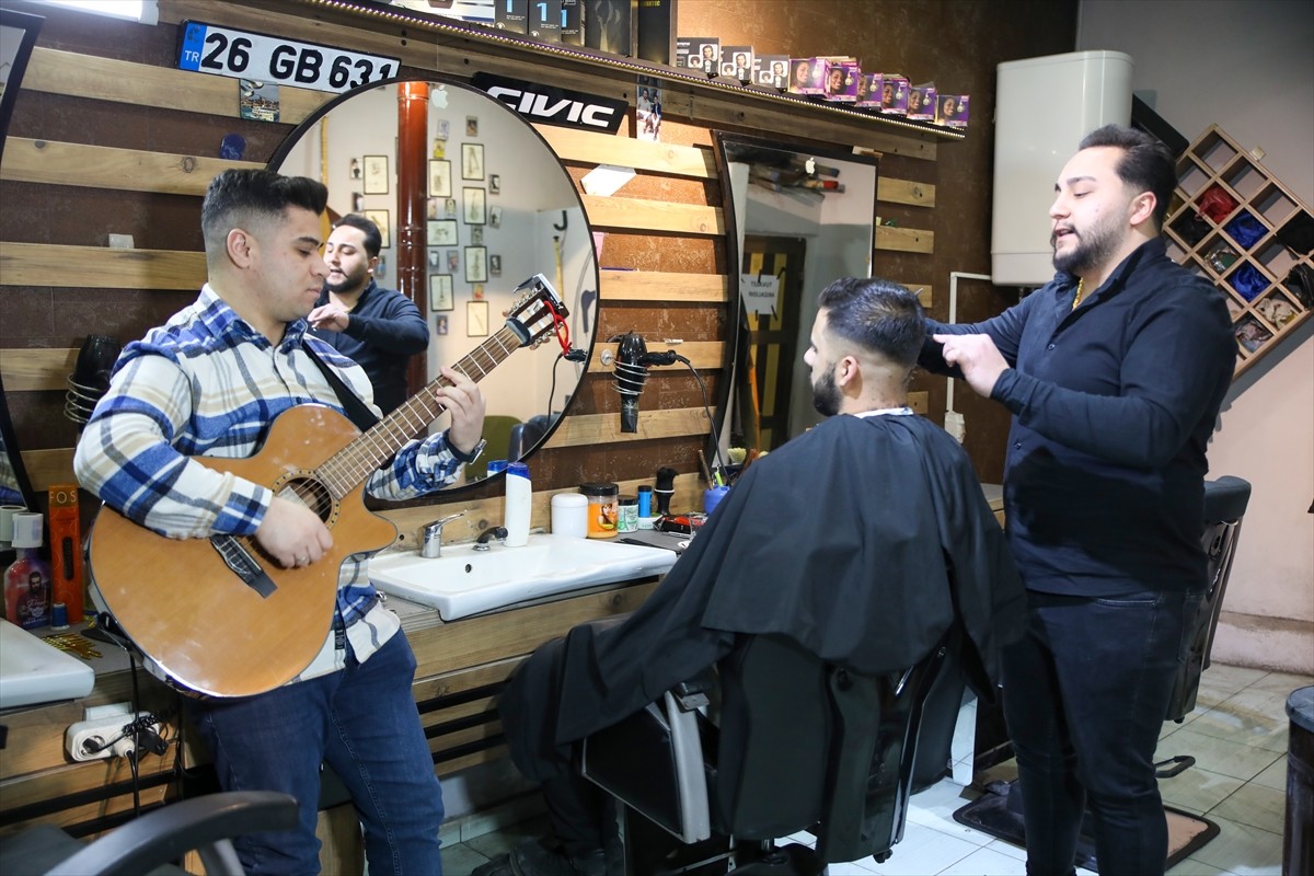 Van'ın Erciş ilçesinde berberlik yapan konservatuvar öğrencisi Yunus Karadağ (solda)...