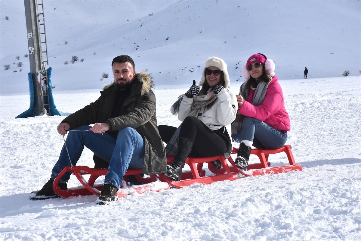 Van'ın Gevaş ilçesinde bulunan Abalı Kayak Merkezi, kar seviyesinin yeterli seviyeye ulaşmasıyla...