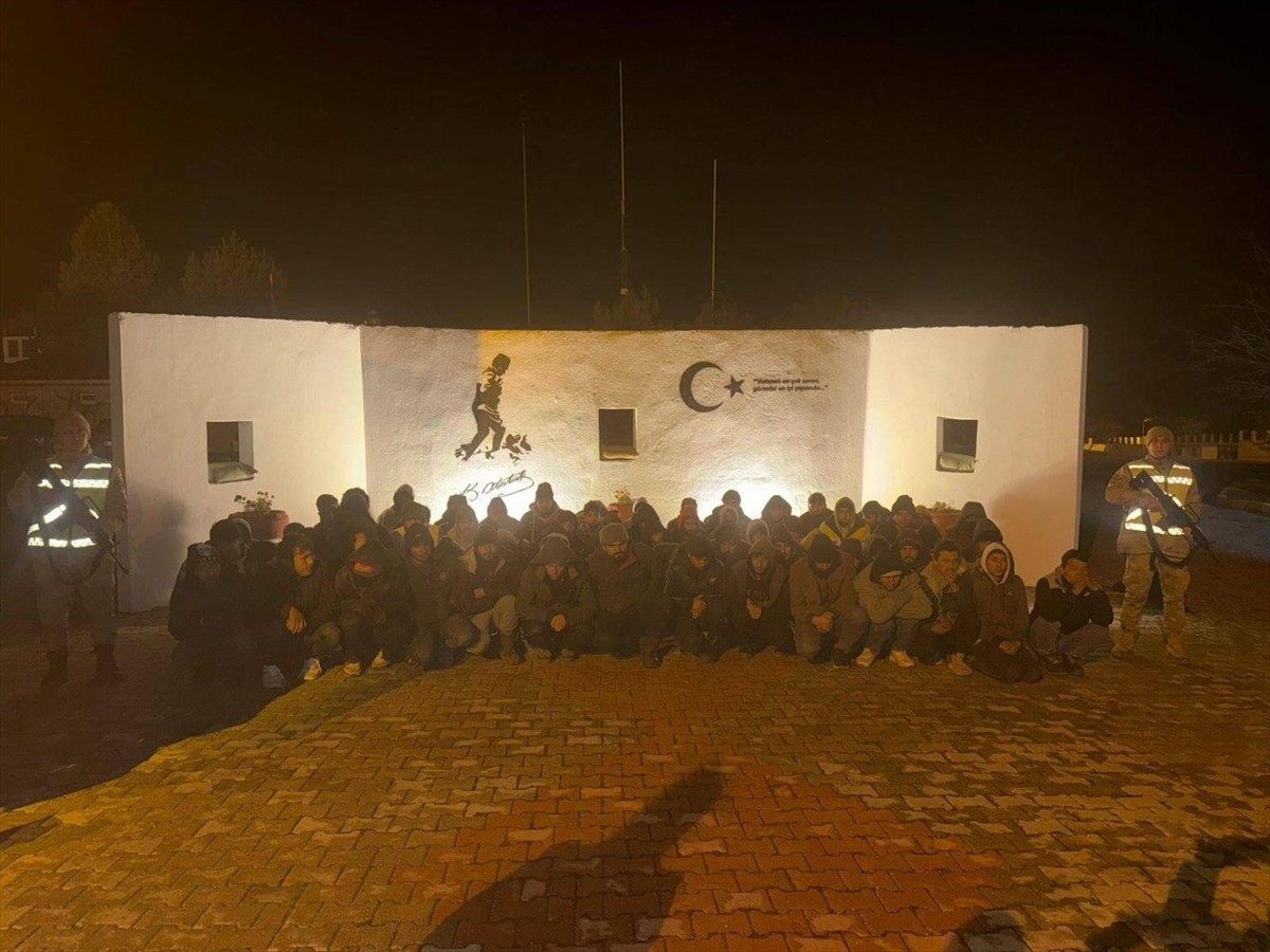 Van'ın Muradiye ilçesinde tırın dorsesinde 69 düzensiz göçmen yakalandı.