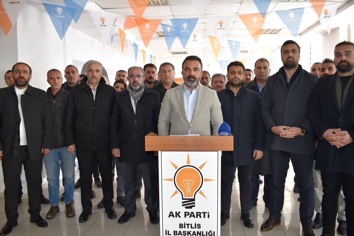 Van, Hakkari, Bitlis ve Muş'ta AK Parti teşkilatları, Türkiye tarihine "postmodern darbe" olarak...