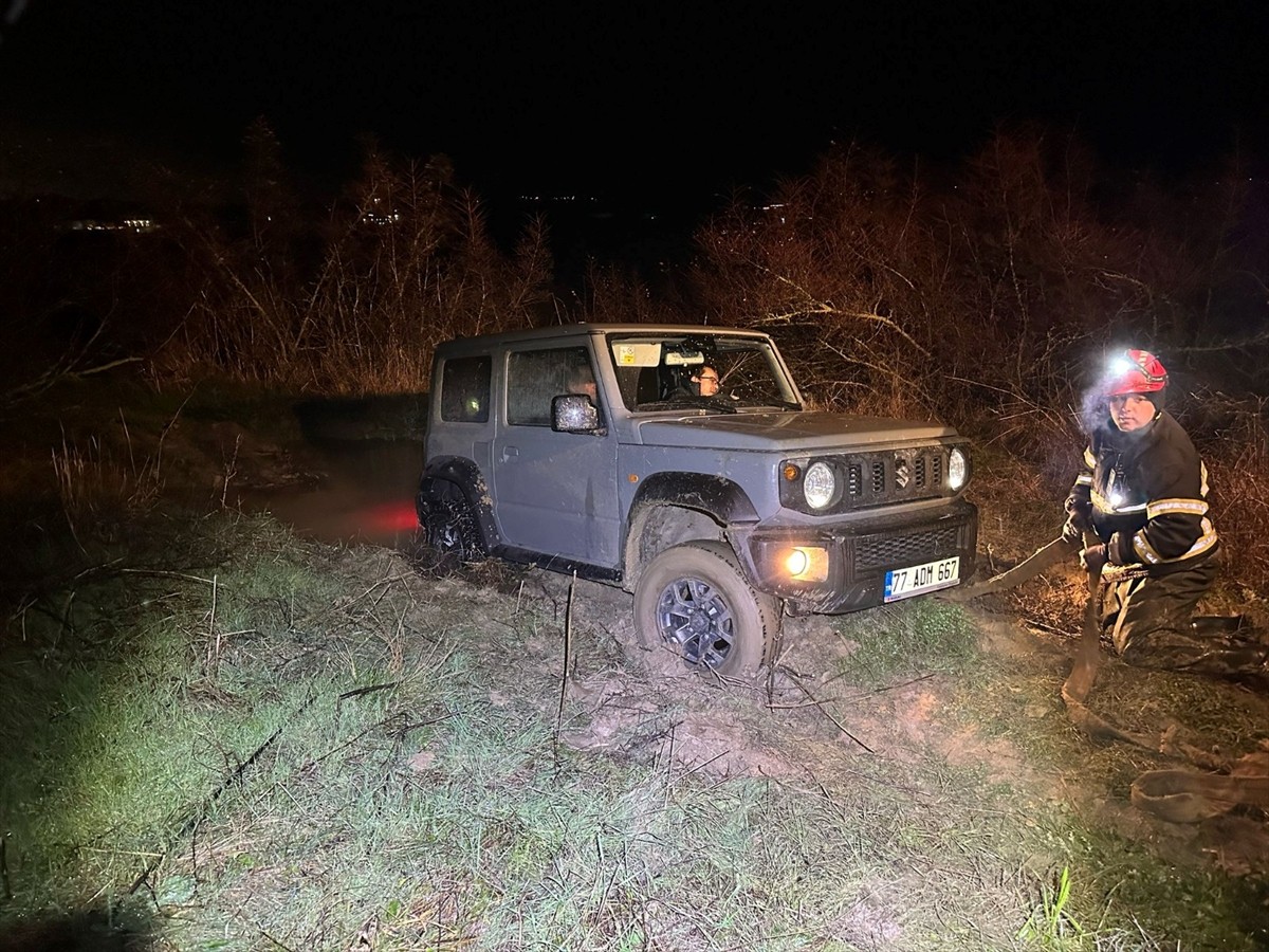 Yalova'nın Çiftlikköy ilçesinde çamura saplanan cipte mahsur kalan 2 kişi jandarma ve Çiftlikköy...