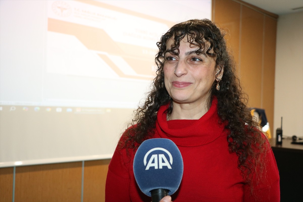 Yozgat'ta 112 Acil Çağrı Merkezinde görevli komuta kontrol merkezi personeli, ekiplerin vakaya...