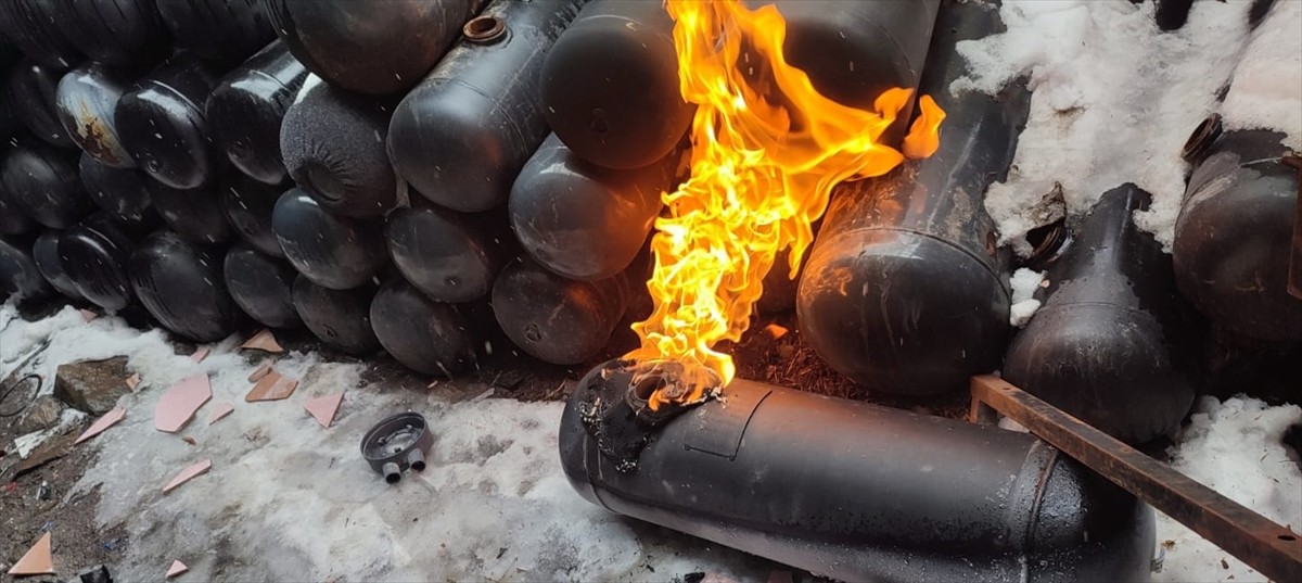 Yozgat'ta bir oto tamirhanesinde otomobilin LPG tankının alev alması sonucu 3 kişi yaralandı.