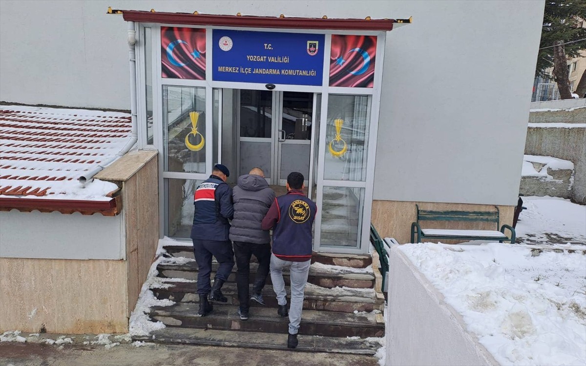 Yozgat'ta haklarında kesinleşmiş hapis cezası bulunan 3 firari hükümlü yakalandı.