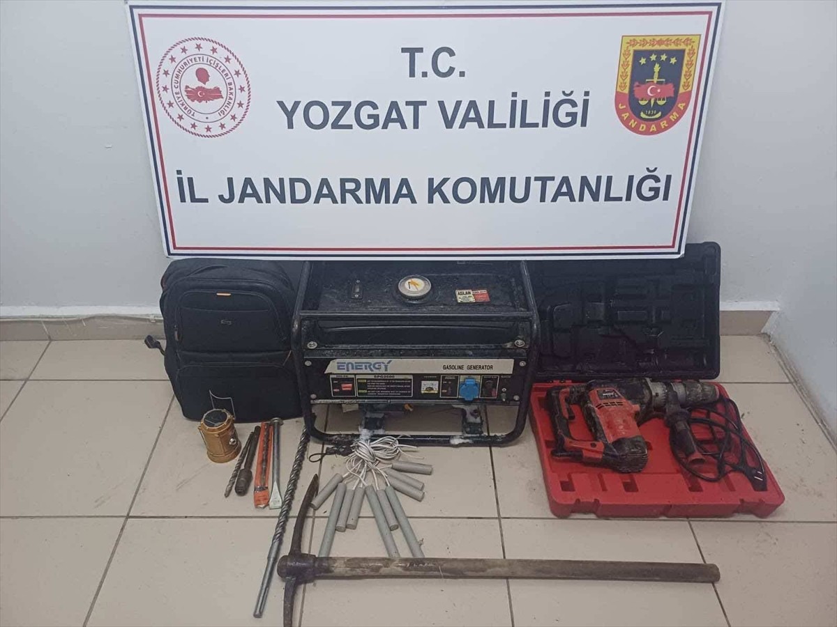 Yozgat'ta kaçak kazı yapan 3 şüpheli gözaltına alındı.