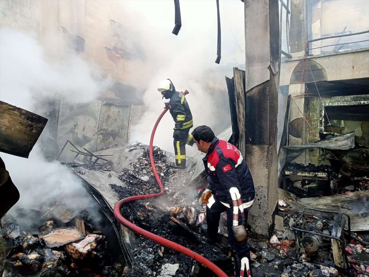 Yozgat'ta tavuk deposunda henüz belirlenemeyen nedenle çıkan yangın itfaiye ekiplerince...