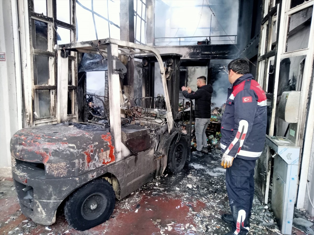 Yozgat'ta tavuk deposunda henüz belirlenemeyen nedenle çıkan yangın itfaiye ekiplerince...