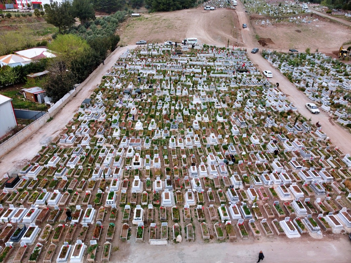 6 Şubat 2023'teki Kahramanmaraş merkezli depremlerden etkilenen Osmaniye'deki mezarlıklarda...