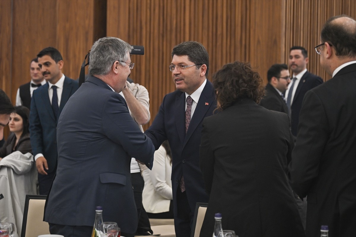 Adalet Bakanı Yılmaz Tunç, Ankara Hakimevi'nde basın kuruluşlarının temsilcileriyle iftarda bir...