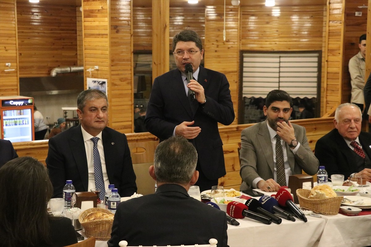 Adalet Bakanı Yılmaz Tunç, Karabük'ün yenice ilçesindeki Ihlamur Teras'ta düzenlenen iftar...