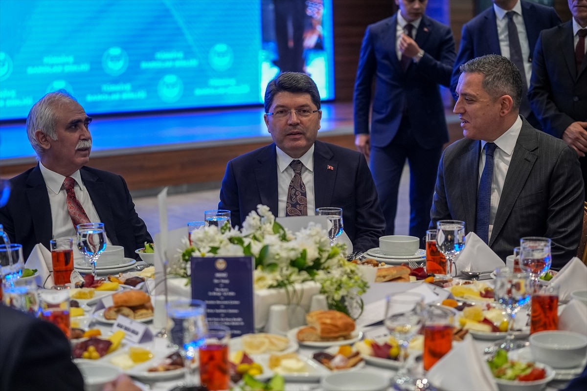 Adalet Bakanı Yılmaz Tunç (ortada), Türkiye Barolar Birliğince (TBB) düzenlenen iftar programına...