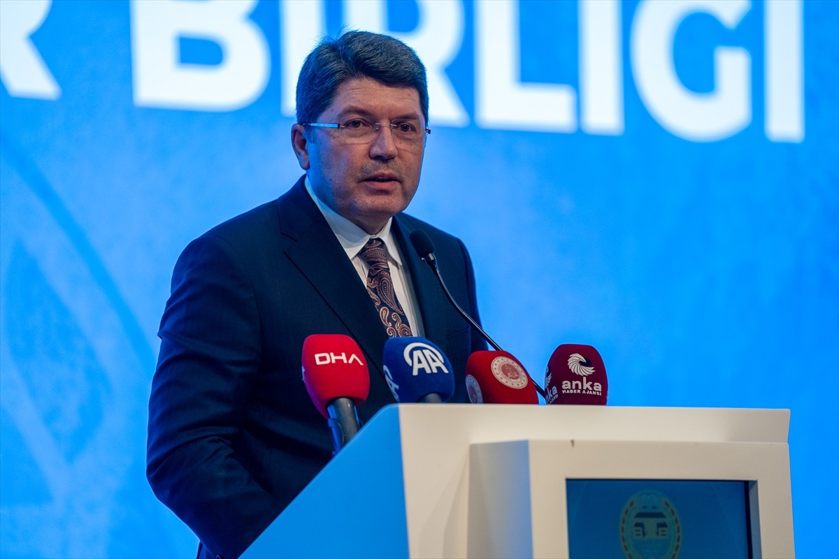 Adalet Bakanı Yılmaz Tunç (ortada), Türkiye Barolar Birliğince (TBB) düzenlenen iftar programına...