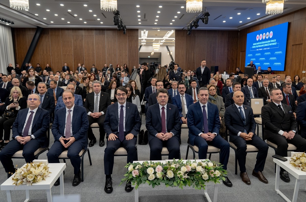 Adalet Bakanı Yılmaz Tunç (sağ 4), Cumhurbaşkanlığı İnsan Kaynakları Ofisi Başkanı Doç. Dr. Salim...