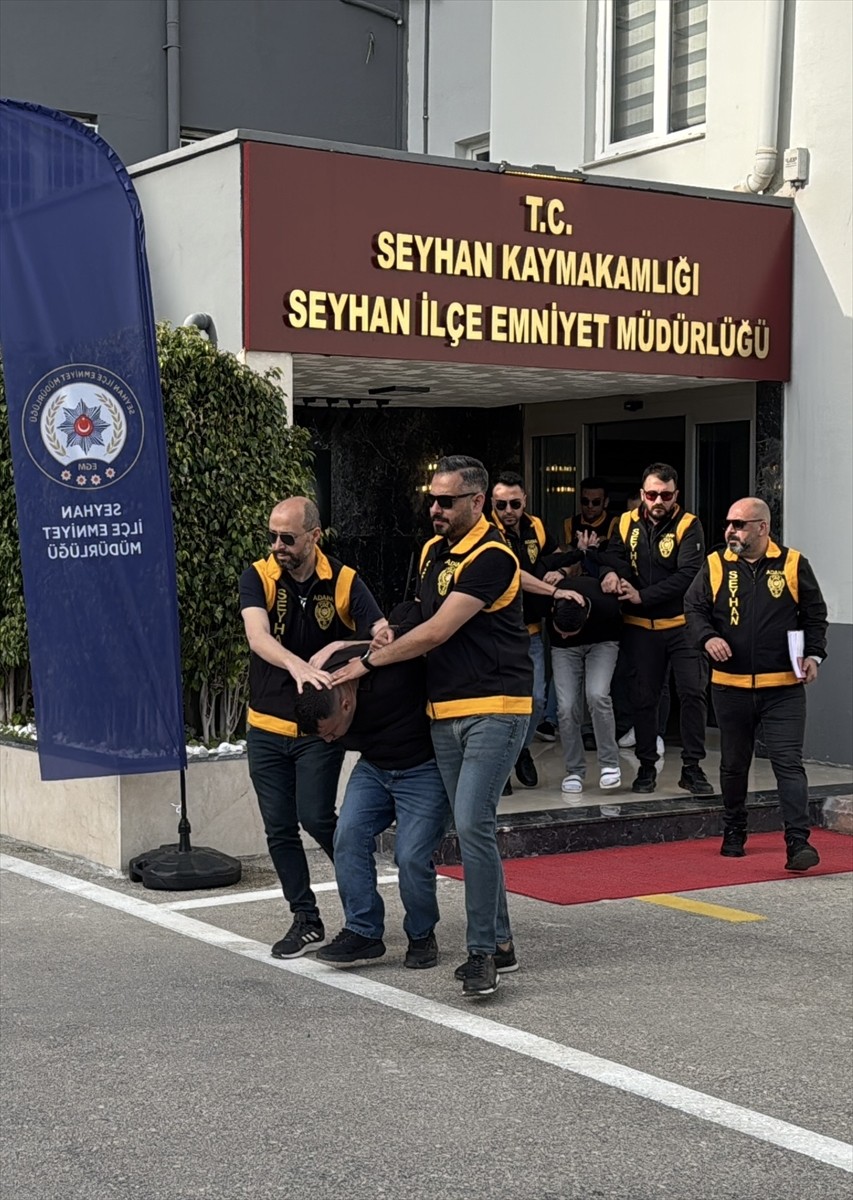 Adana'da alacak verecek meselesi nedeniyle bir evi kurşunladıkları gerekçesiyle gözaltına alınan 3...